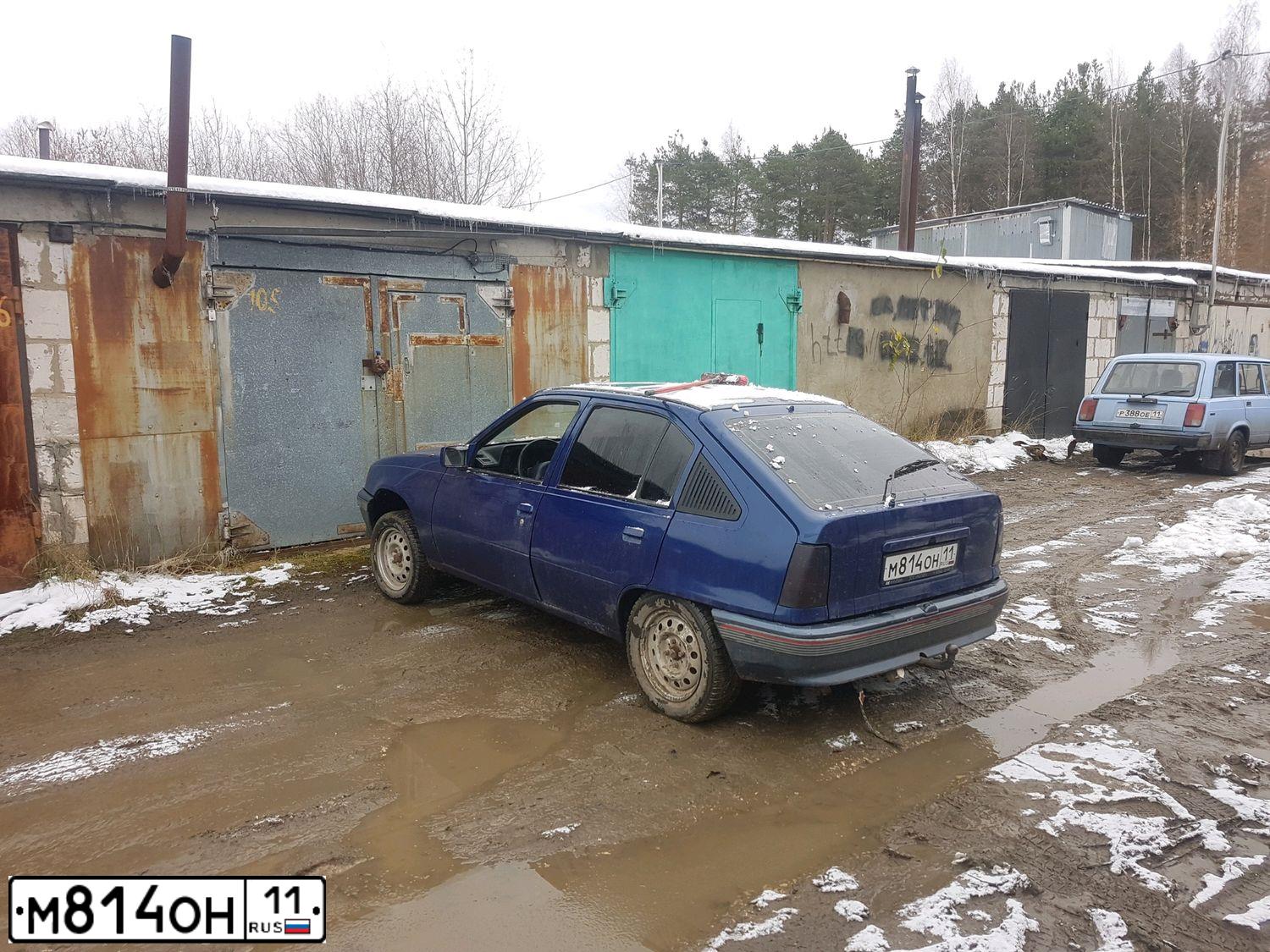Фото автомобиля OPEL KADETT, 1989 — госномер М814ОН11. Цвет: ТЕМНО-СИНИЙ
