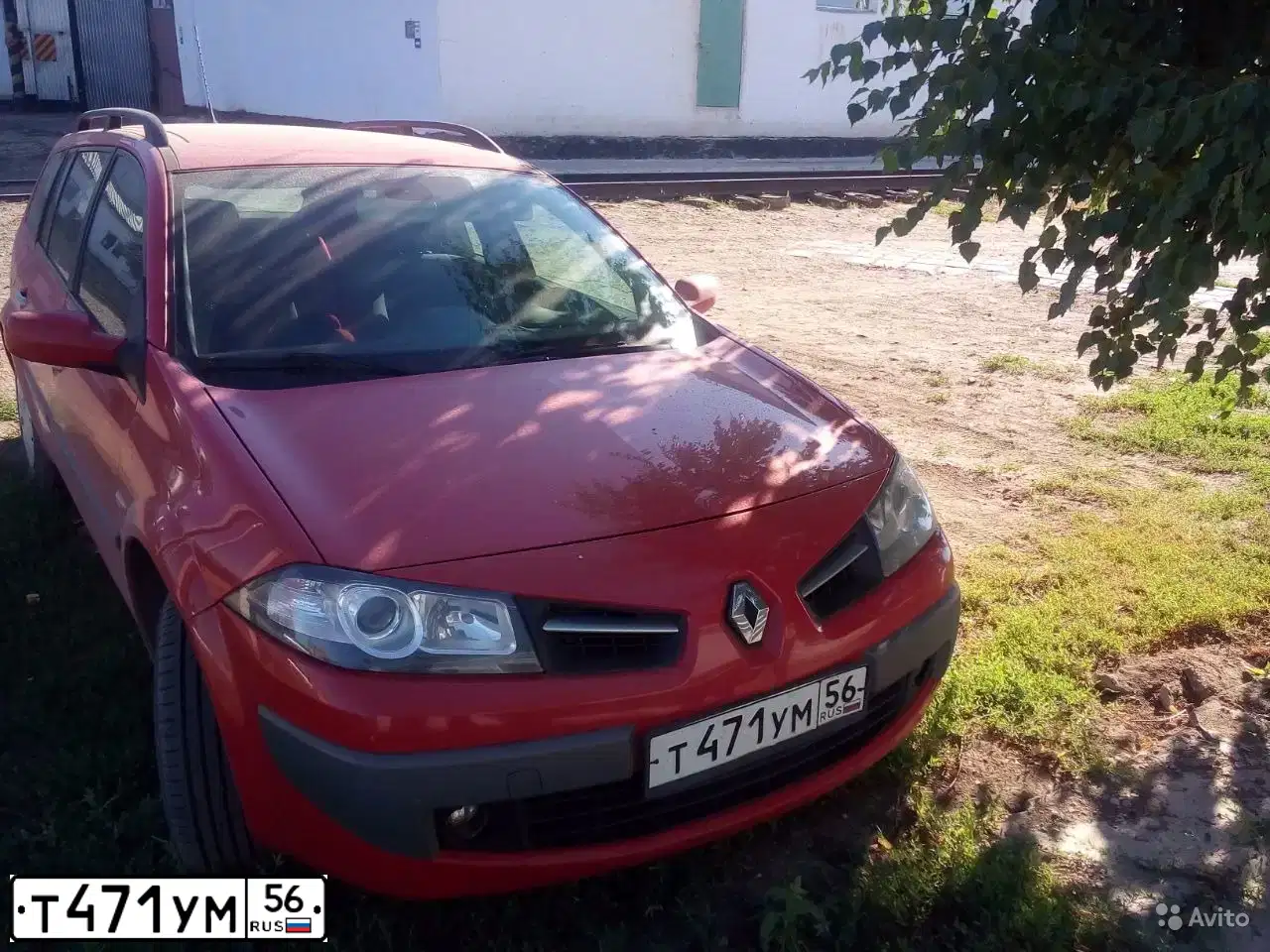 Фото автомобиля RENAULT MEGANE, 2009 — госномер В655АМ156. Цвет: Красный