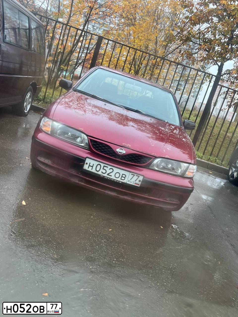 Фото автомобиля NISSAN ALMERA, 1999 — госномер Н052ОВ77. Цвет: КРАСНЫЙ