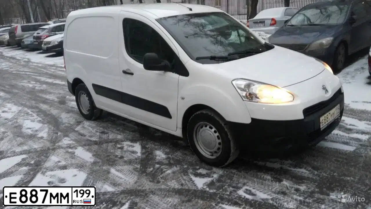 Фото автомобиля PEUGEOT PARTNER, 2012 — госномер Е887ММ199. Цвет: БЕЛЫЙ