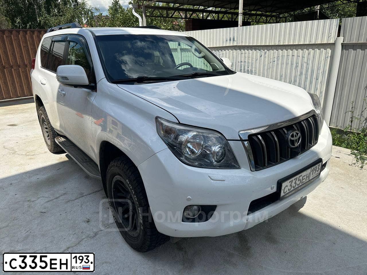 Фото автомобиля TOYOTA LAND CRUISER 150, 2012 — госномер Н618НО03. Цвет: Белый