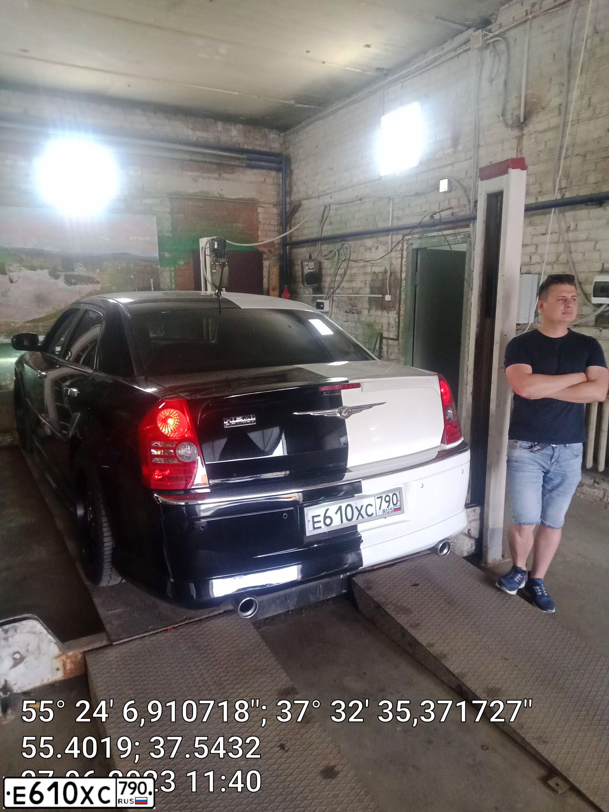 Фото автомобиля CHRYSLER SERIE 300, 2008 — госномер К200СУ150. Цвет: БЕЛО-ЧЕРНЫЙ