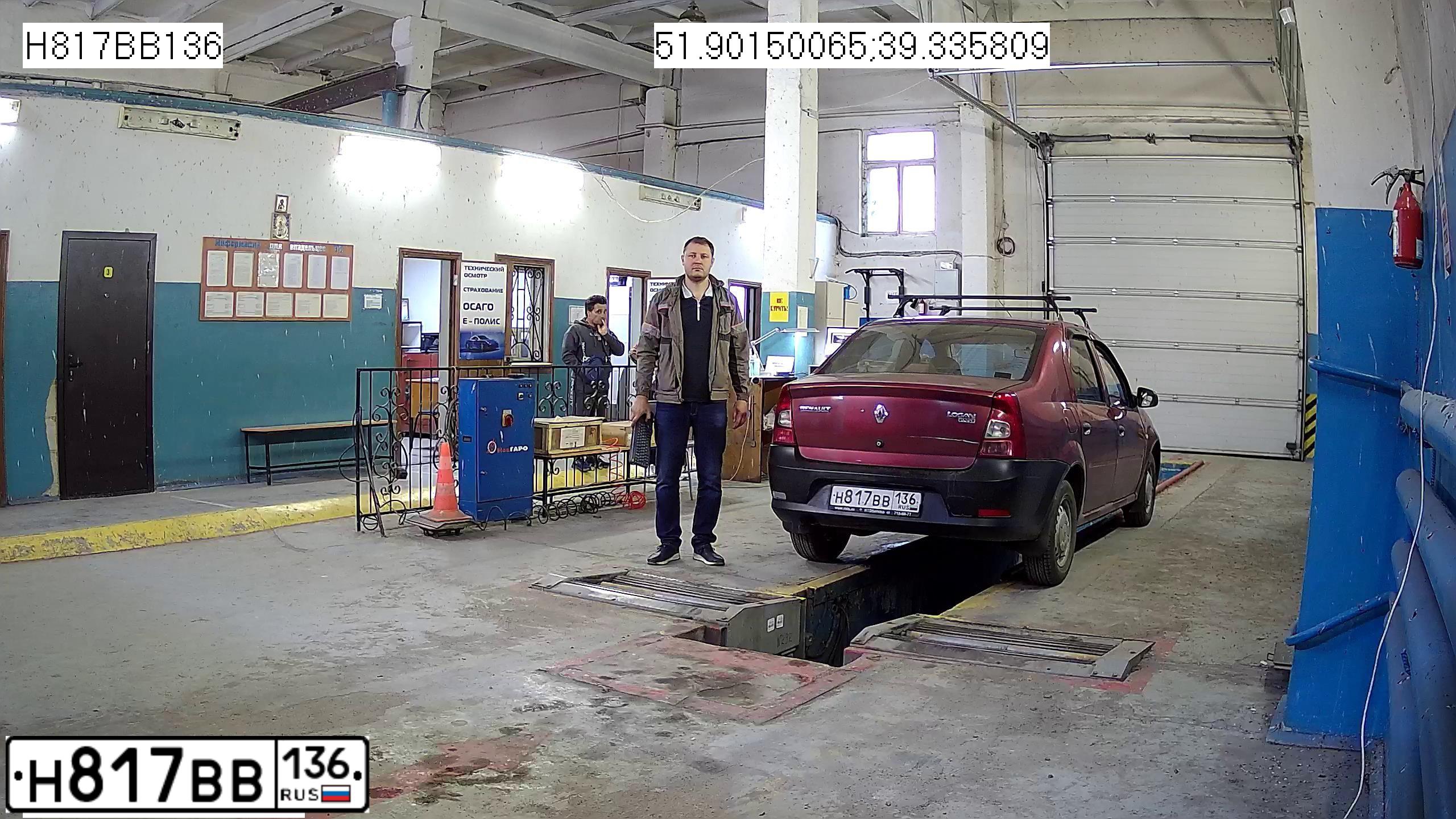 Фото автомобиля RENAULT LOGAN, 2010 — госномер Н817ВВ136. Цвет: Красный