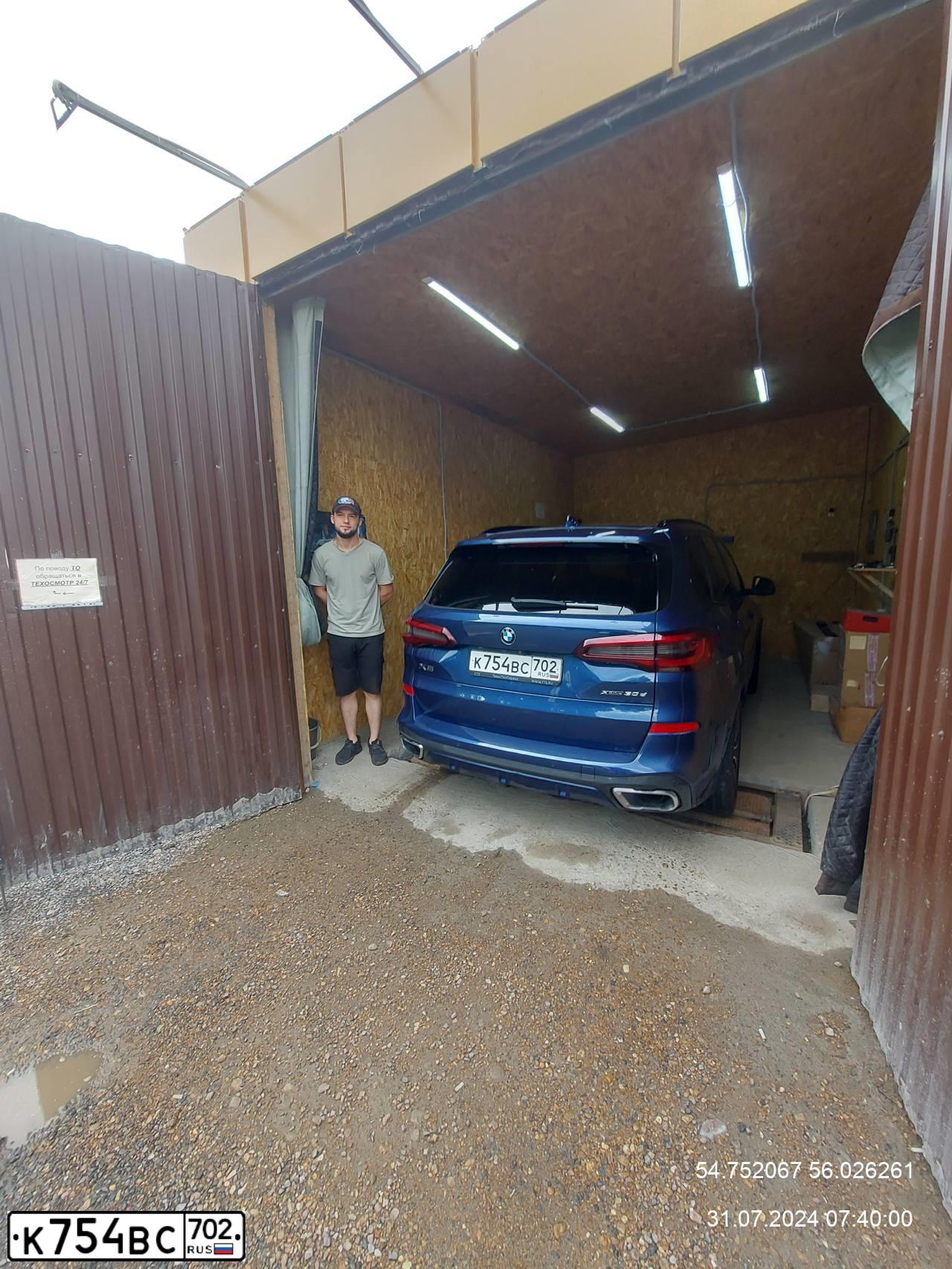 Фото автомобиля BMW X5, 2020 — госномер Е980СУ702. Цвет: синий