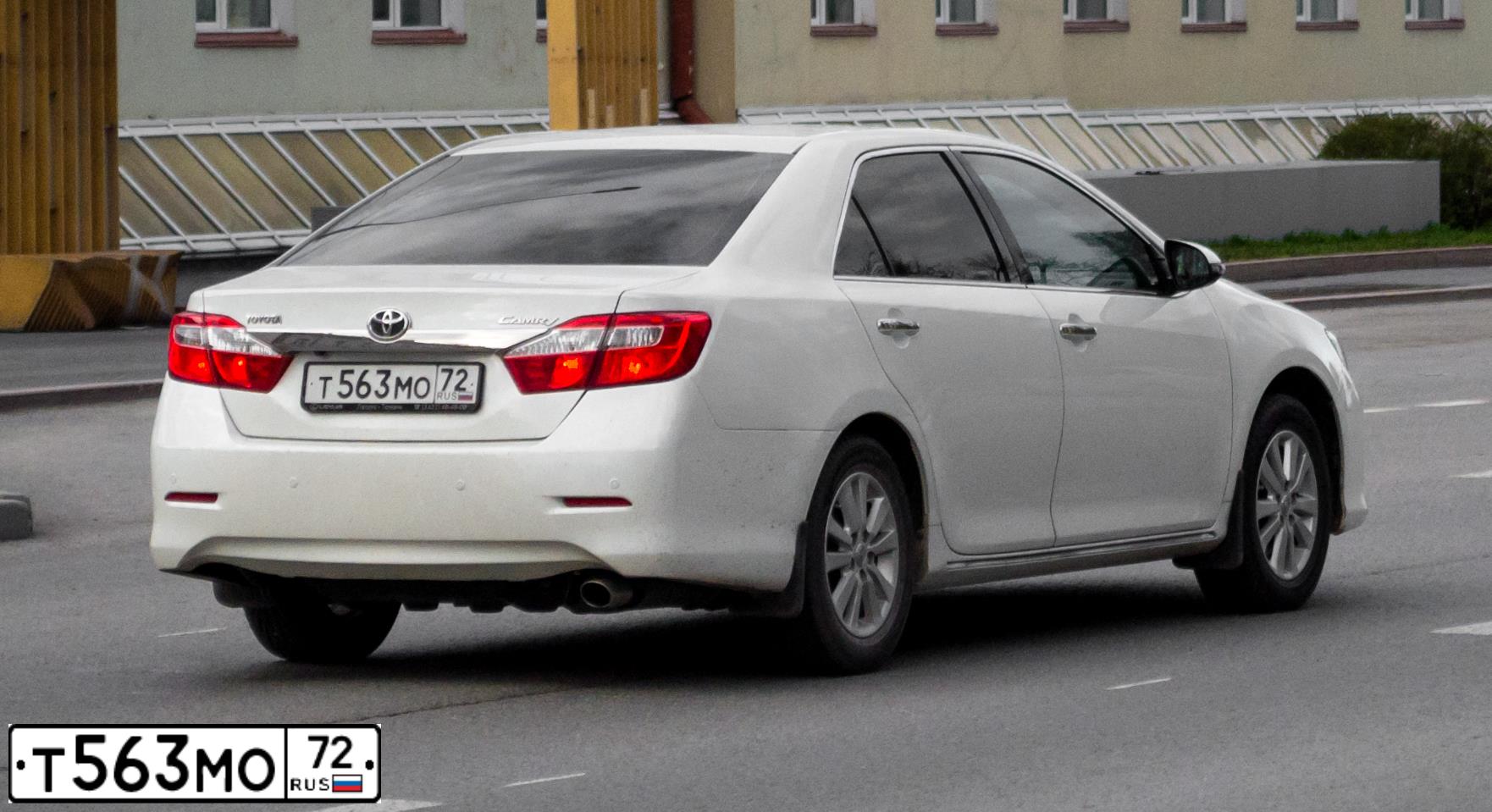 Фото автомобиля TOYOTA CAMRY, 2012 — госномер Е009СТ72. Цвет: Белый