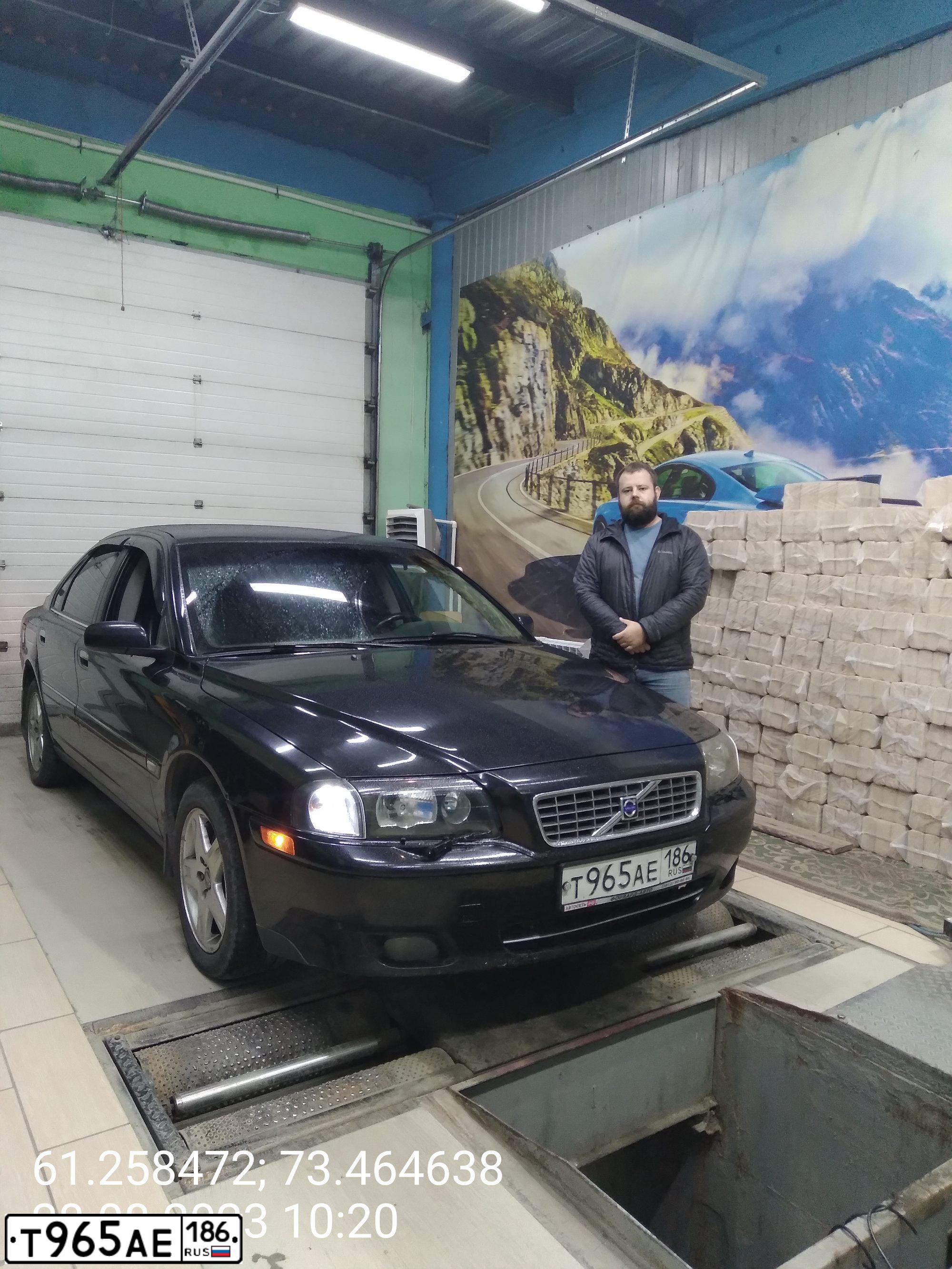 Фото автомобиля VOLVO S80, 2005 — госномер Е767РК72. Цвет: ЧЕРНЫЙ
