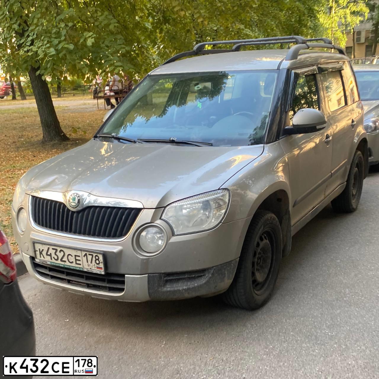 Фото автомобиля SKODA YETI, 2011 — госномер К432СЕ178. Цвет: СЕРЫЙ