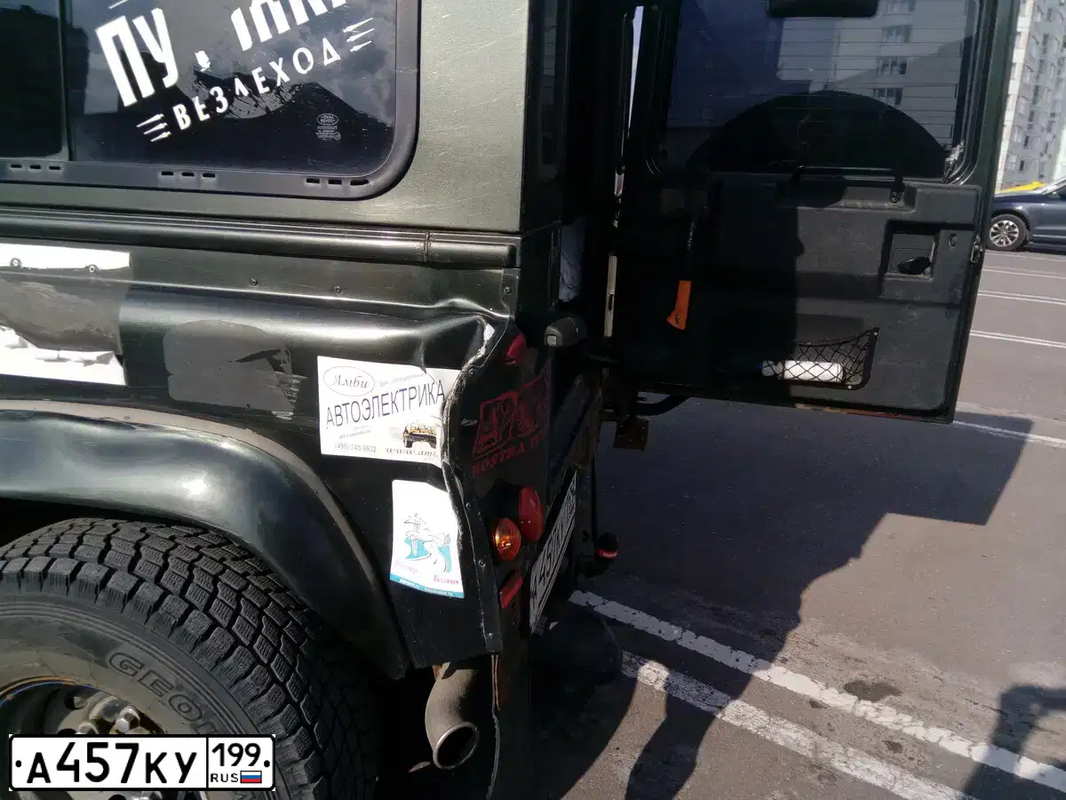 Фото автомобиля LANDROVER DEFENDER, 2008 — госномер А457КУ199. Цвет: Темно-зеленый