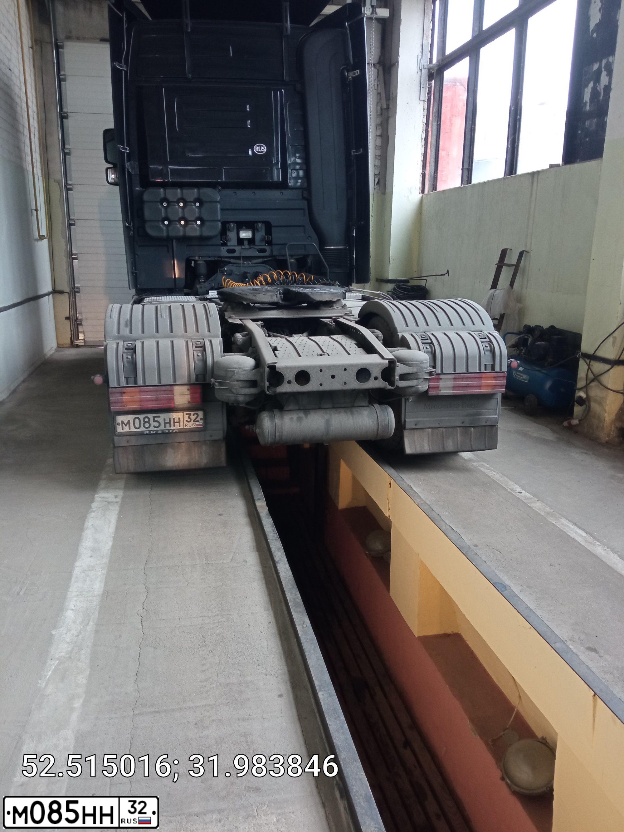 Фото автомобиля MERCEDES ACTROS, 2008 — госномер М085НН32. Цвет: ЧЕРНЫЙ
