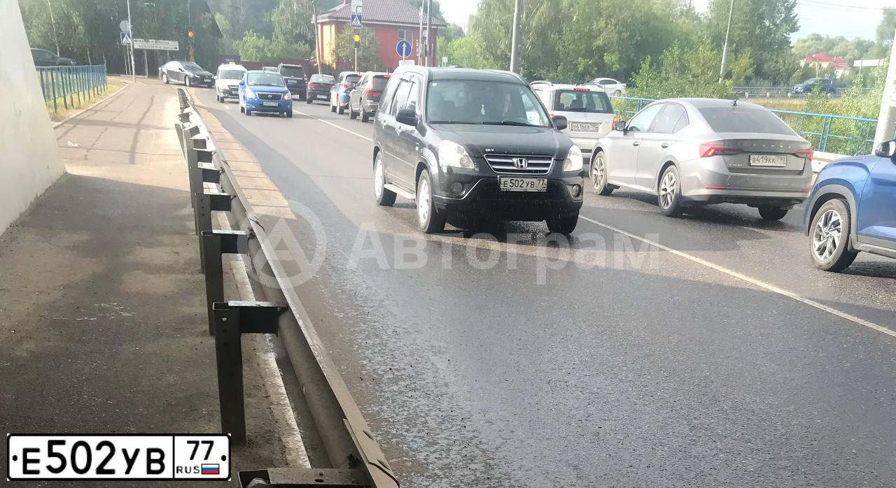 Фото автомобиля HONDA CR-V, 2006 — госномер Е502УВ77. Цвет: ЧЕРНЫЙ
