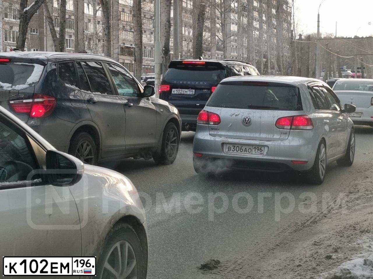 Фото автомобиля LANDROVER DISCOVERY, 2017 — госномер К102ЕМ196. Цвет: Темно-синий