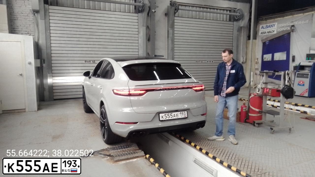 Фото автомобиля PORSCHE CAYENNE, 2019 — госномер К555АЕ193. Цвет: Серый