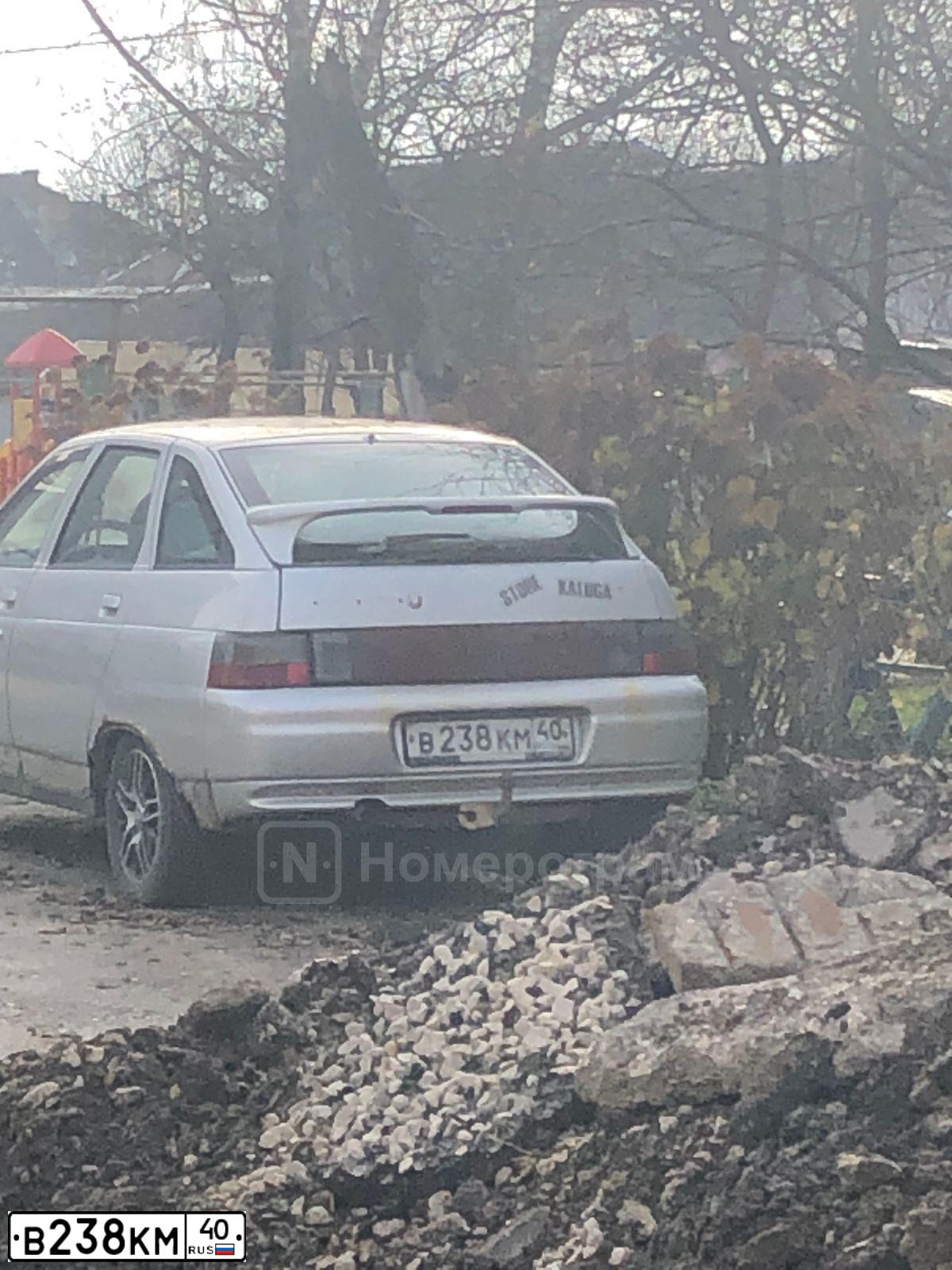 Фото автомобиля LADA 2112, 2003 — госномер В238КМ40. Цвет: СВЕТЛО-СЕРЕБРИСТЫЙ