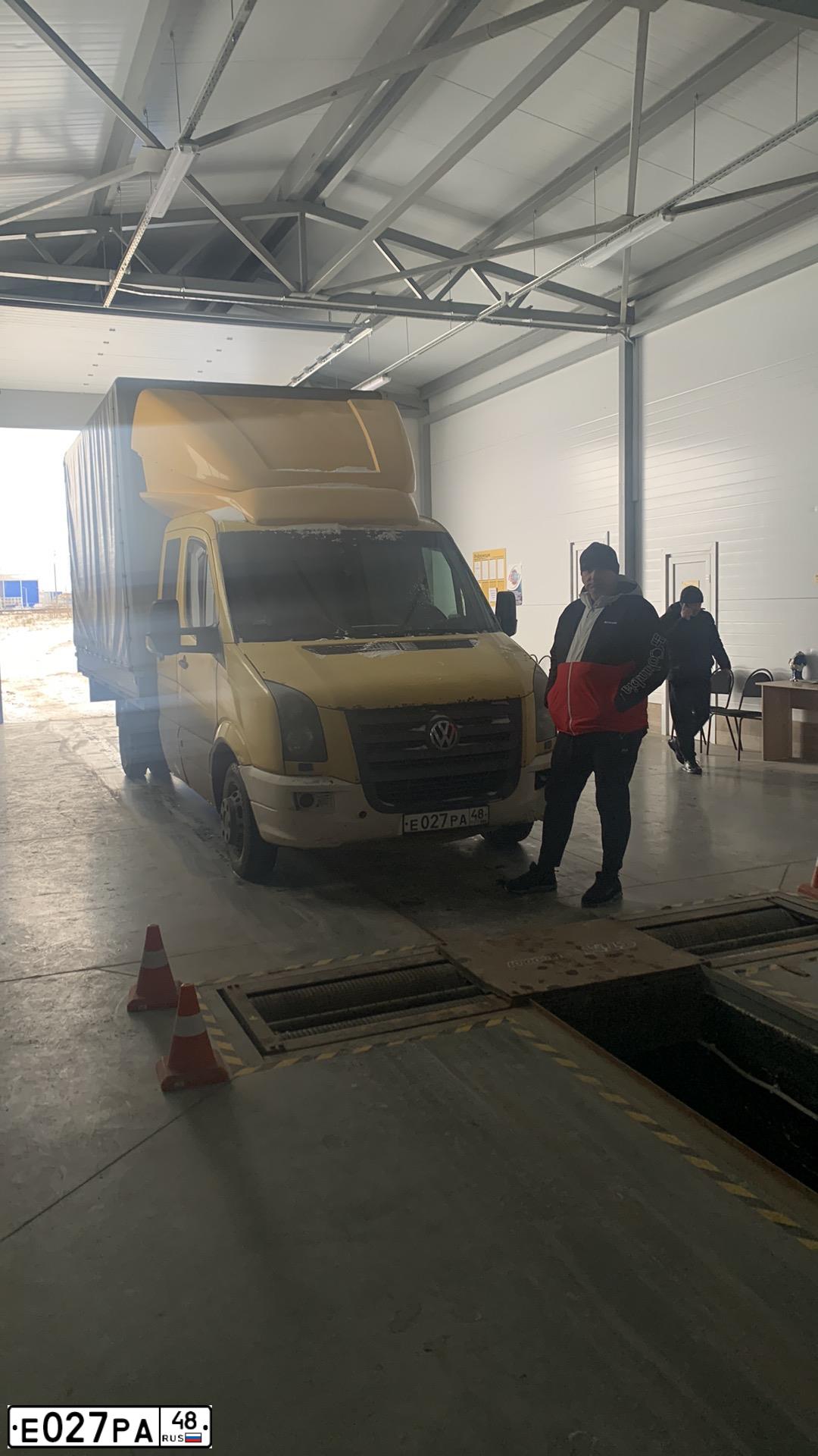 Фото автомобиля VOLKSWAGEN CRAFTER, 2008 — госномер Е027РА48. Цвет: ЖЕЛТЫЙ