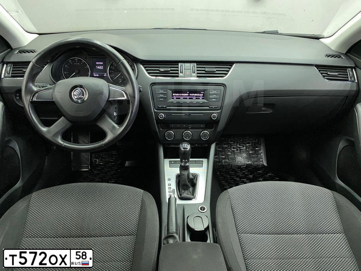 Фото автомобиля SKODA OCTAVIA, 2014 — госномер Е049НР136. Цвет: Темно-синий