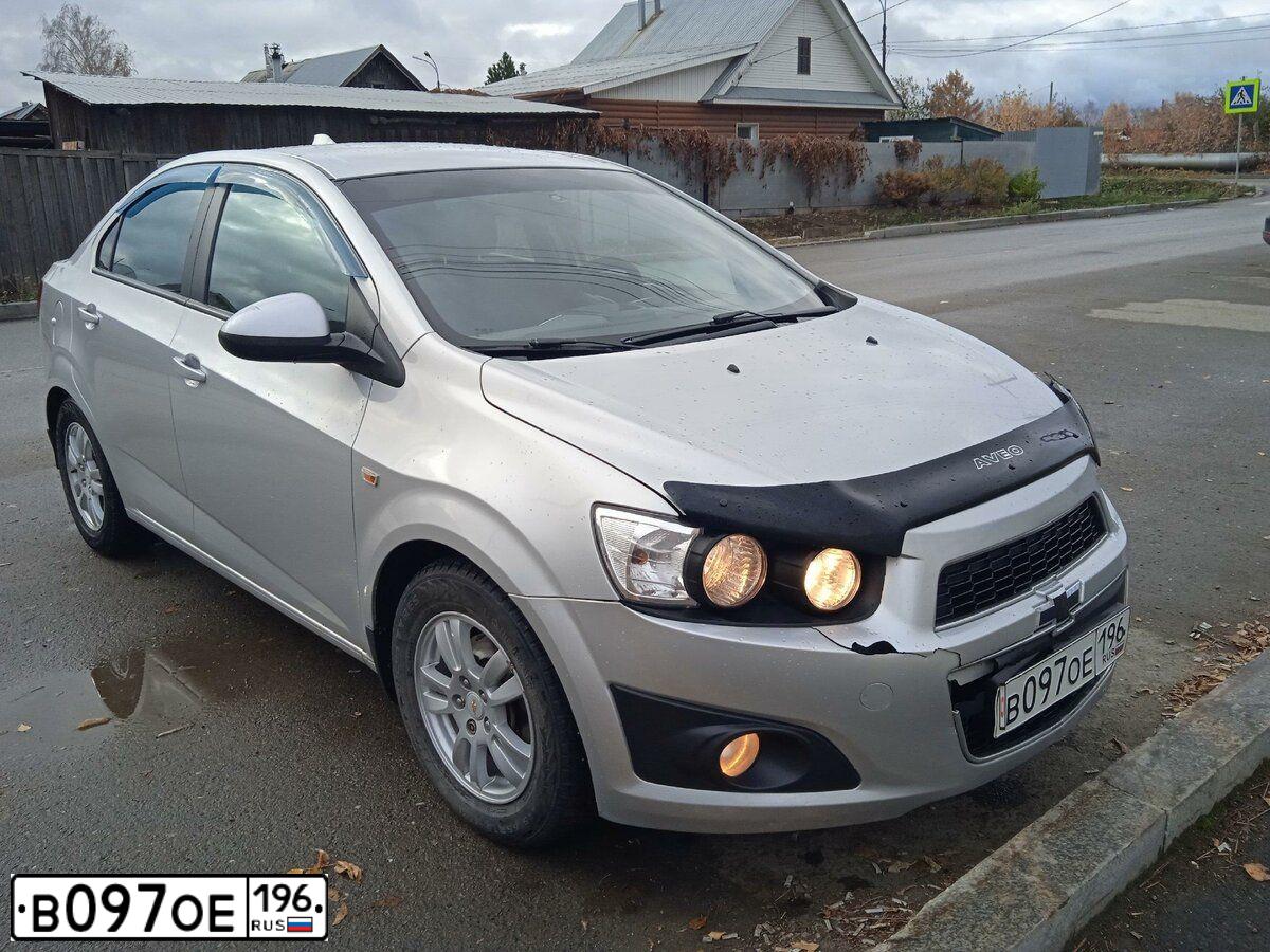 Фото автомобиля CHEVROLET T AVEO, 2014 — госномер В097ОЕ196. Цвет: СВЕТЛО-СЕРЫЙ