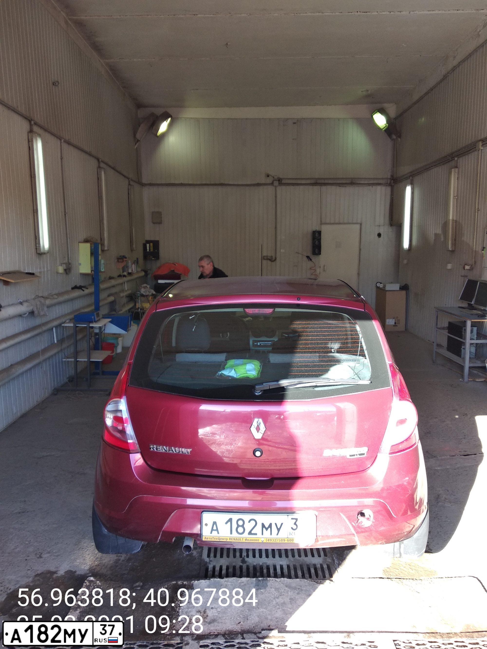 Фото автомобиля RENAULT SANDERO, 2014 — госномер В801УР37. Цвет: Красный