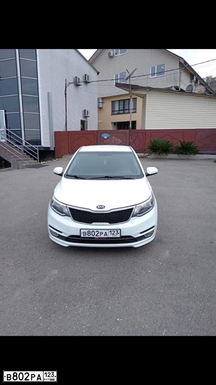 Фото автомобиля KIA RIO, 2015 — госномер В802РА123. Цвет: Белый