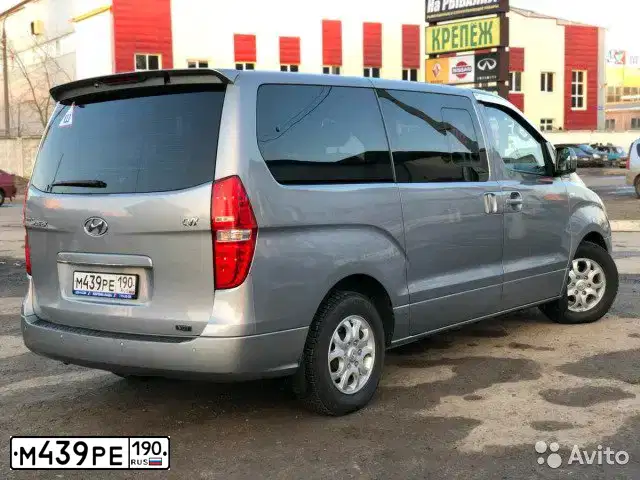 Фото автомобиля HYUNDAI GRAND STAREX, 2010 — госномер М439РЕ190. Цвет: СЕРЫЙ