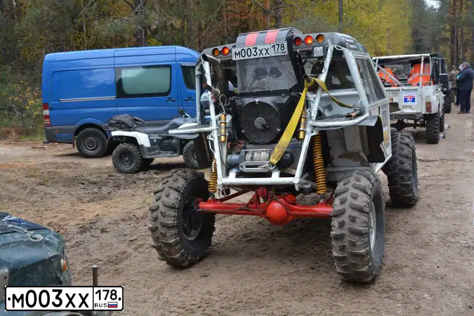 Фото автомобиля LANDROVER DEFENDER, 2013 — госномер А105ХЕ790. Цвет: СЕРЫЙ