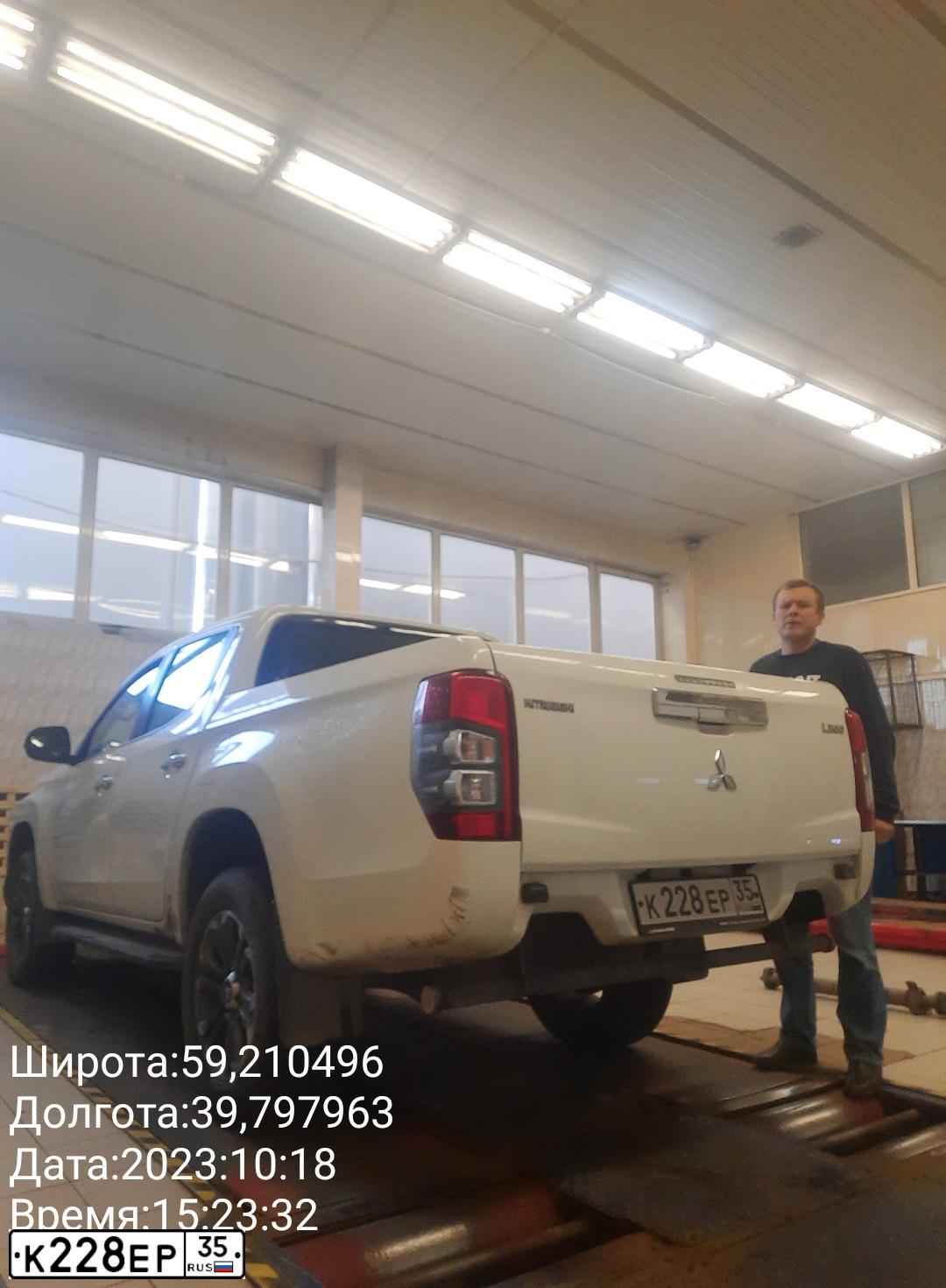 Фото автомобиля MITSUBISHI L 200, 2019 — госномер К228ЕР35. Цвет: БЕЛЫЙ