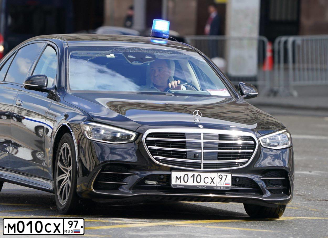 Фото автомобиля MERCEDES-BENZ S 580 4MATIC, 2024 — госномер М010СХ97. Цвет: ЧЕРНЫЙ