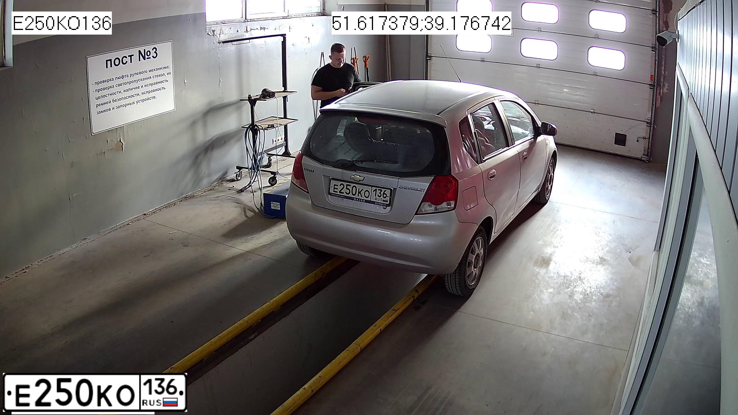 Фото автомобиля CHEVROLET AVEO, 2007 — госномер Е250КО136. Цвет: СЕРЕБРИСТЫЙ