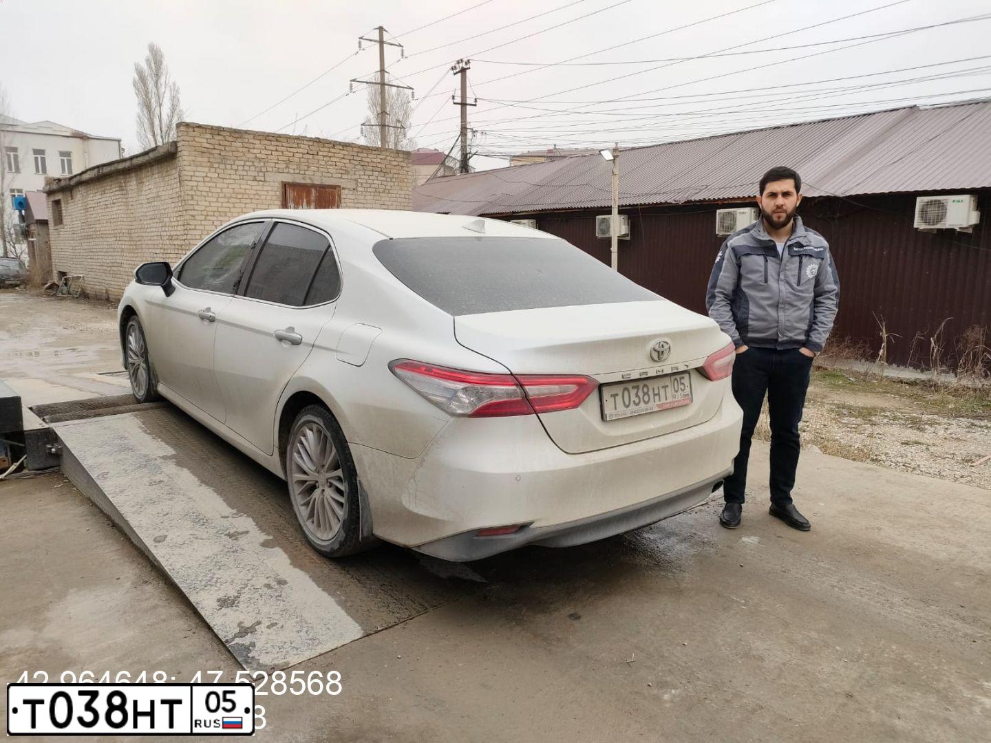 Фото автомобиля TOYOTA CAMRY АSV70L RЕТNКХ, 2020 — госномер У100ТВ05. Цвет: Белый