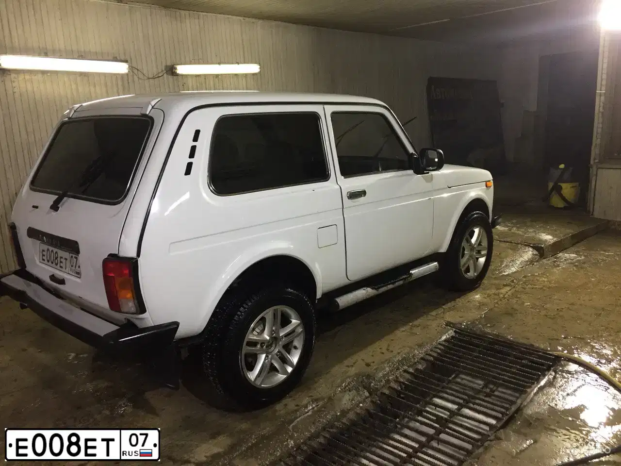 Фото автомобиля LADA 2121 NIVA, 2013 — госномер Е008ЕТ07. Цвет: ЯРКО-БЕЛЫЙ