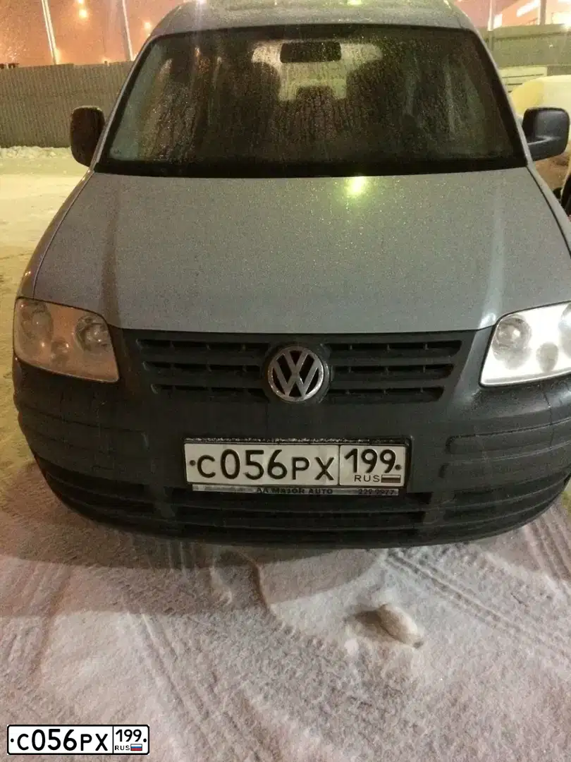 Фото автомобиля VOLKSWAGEN CADDY, 2008 — госномер С056РХ199. Цвет: Серый
