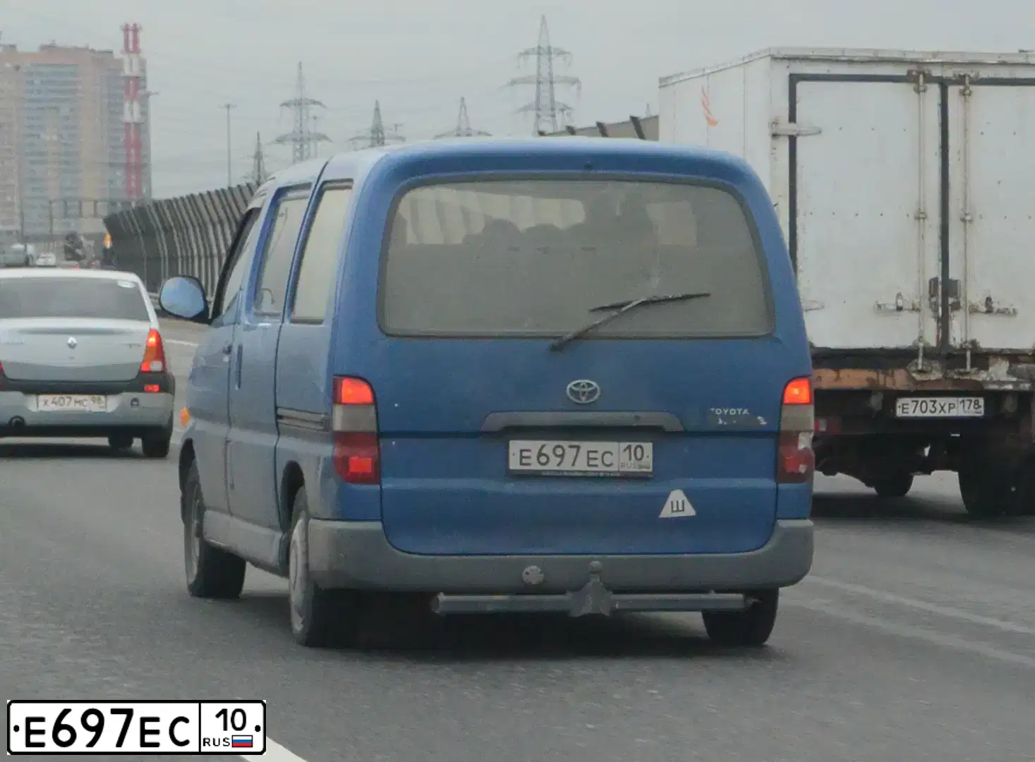 Фото автомобиля TOYOTA HIACE, 1997 — госномер Р664ВУ797. Цвет: синий