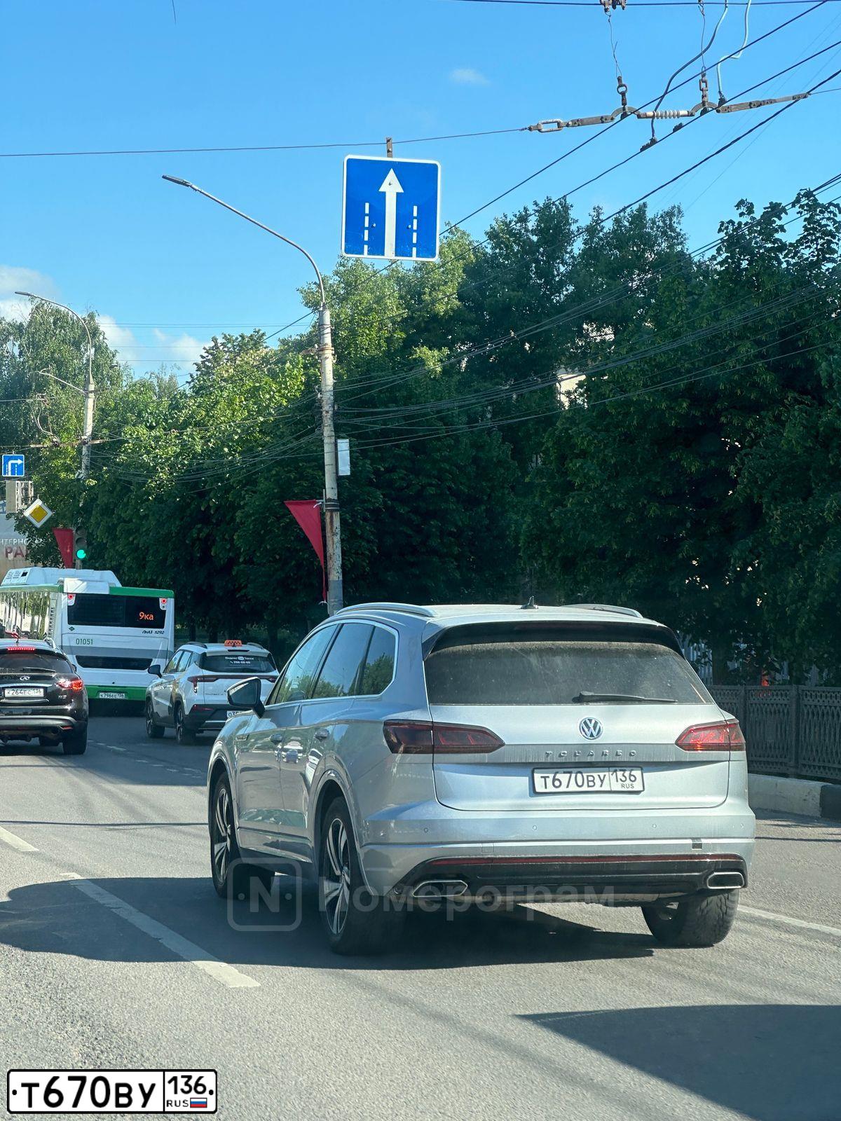 Фото автомобиля VOLKSWAGEN TOUAREG, 2020 — госномер Т670ВУ136. Цвет: СЕРЫЙ