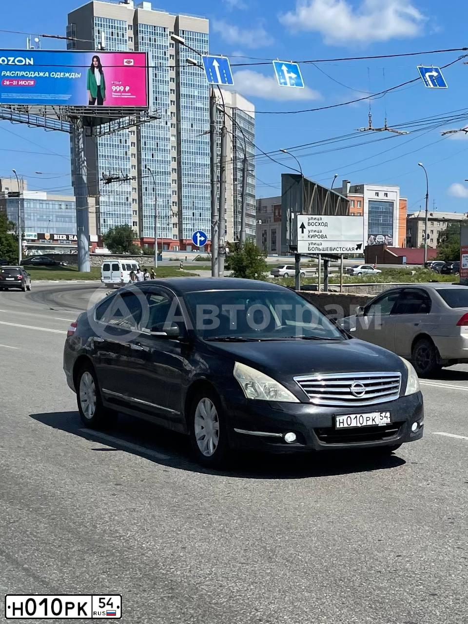 Фото автомобиля NISSAN TEANA, 2010 — госномер Н010РК54. Цвет: ЧЕРНЫЙ