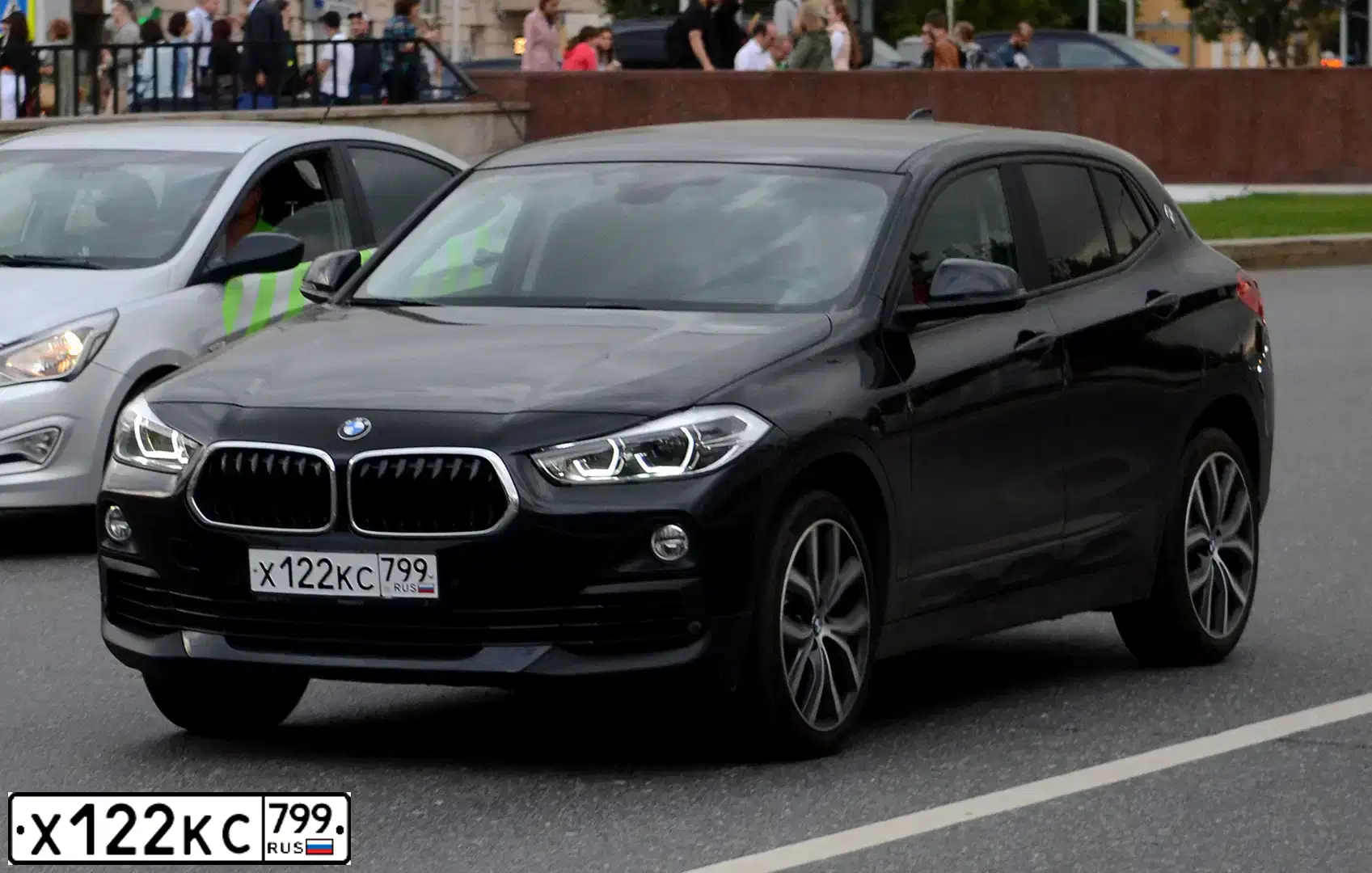Фото автомобиля BMW X2, 2018 — госномер О942КМ790. Цвет: ЧЕРНЫЙ