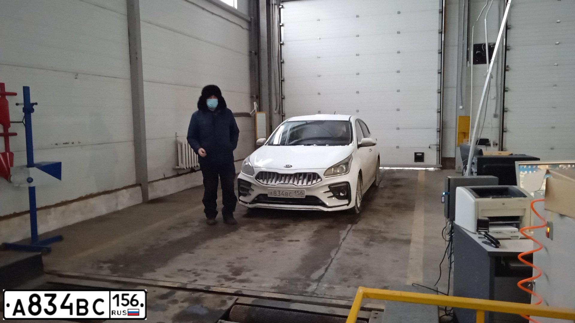 Фото автомобиля KIA RIO, 2018 — госномер А834ВС156. Цвет: Белый