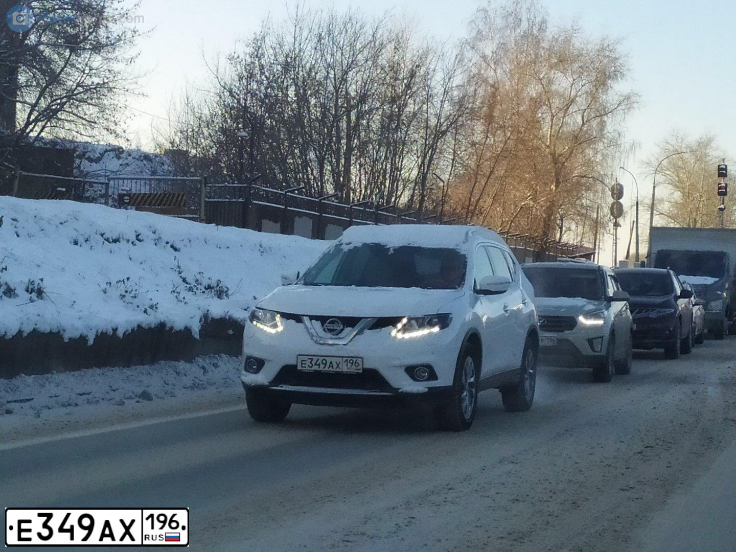 Фото автомобиля NISSAN X-TRAIL, 2015 — госномер Е349АХ196. Цвет: БЕЛЫЙ