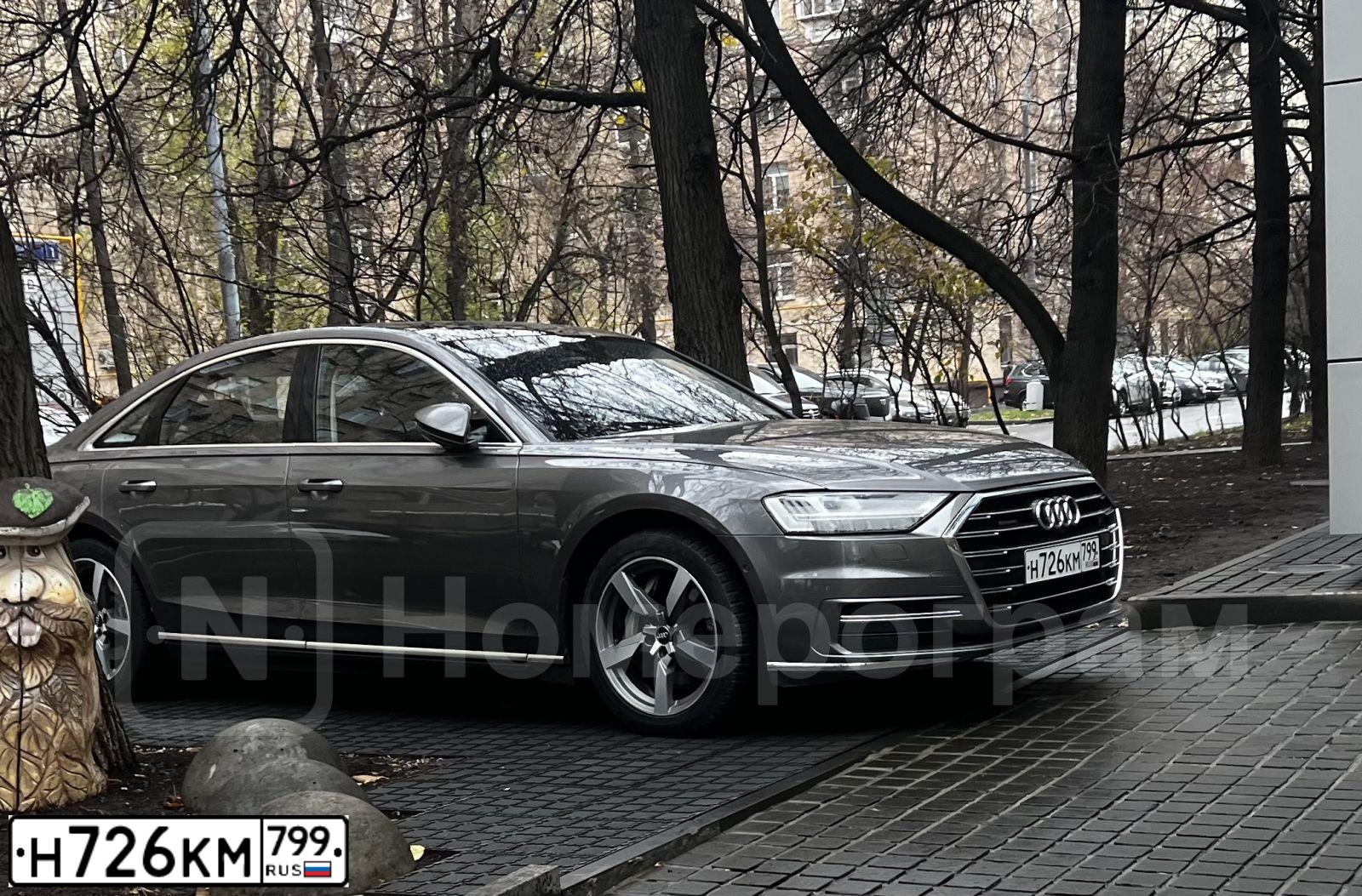 Фото автомобиля AUDI A8, 2018 — госномер Н726КМ799. Цвет: Серый