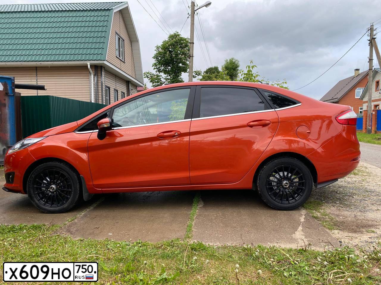 Фото автомобиля FORD FIESTA / ASPIRE, 2016 — госномер Х609НО750. Цвет: ОРАНЖЕВО-КРАСНЫЙ