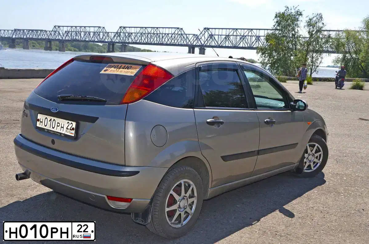 Фото автомобиля FORD FOCUS, 2003 — госномер К120АТ122. Цвет: СЕРО-ЗОЛОТИСТЫЙ