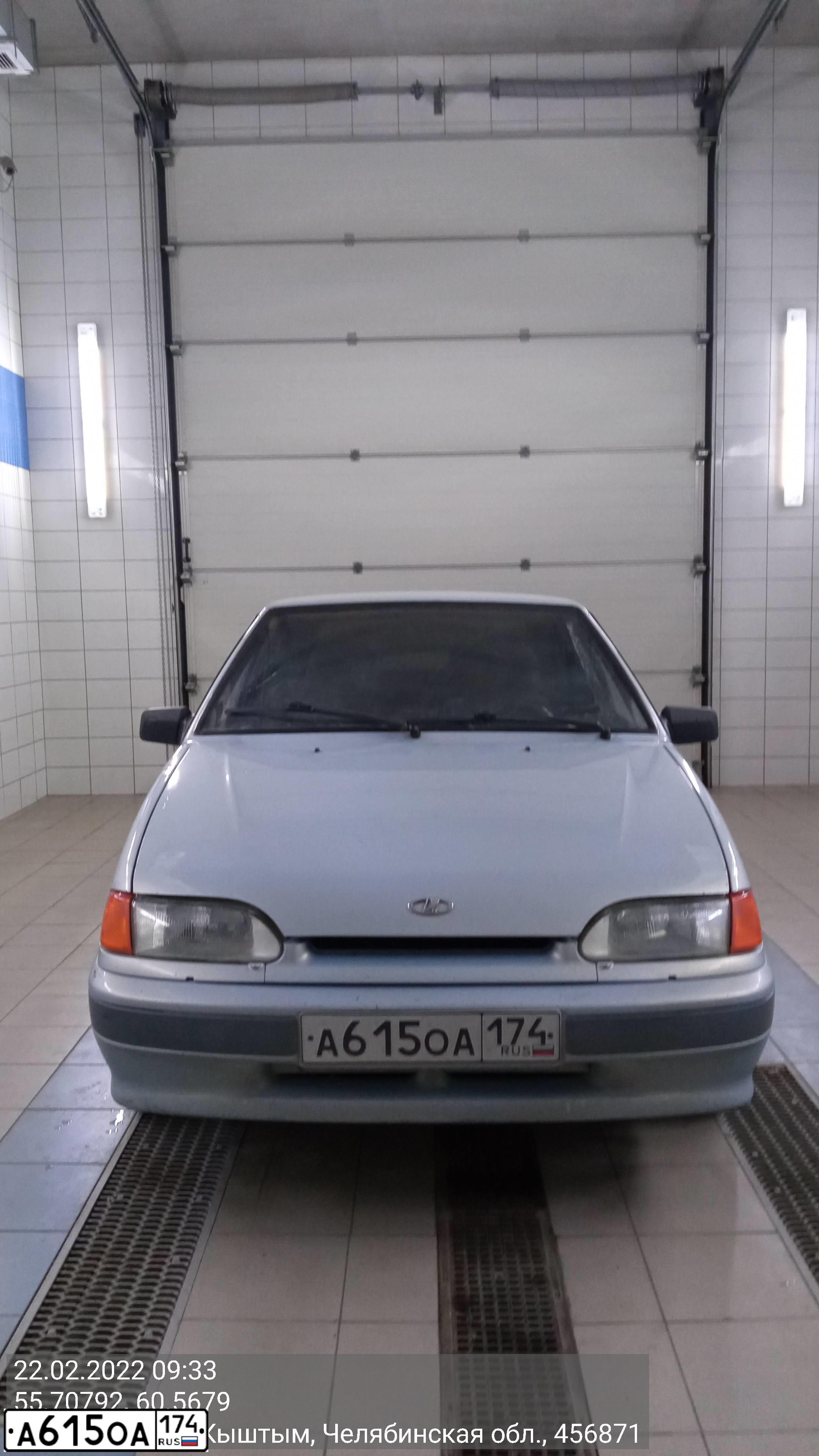 Фото автомобиля LADA 2114 SAMARA, 2005 — госномер О889ЕМ774. Цвет: Серебристо-Желто-Голубой