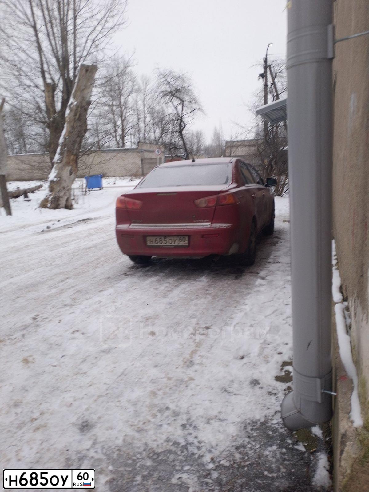 Фото автомобиля MITSUBISHI LANCER, 2007 — госномер Н685ОУ60. Цвет: Красный