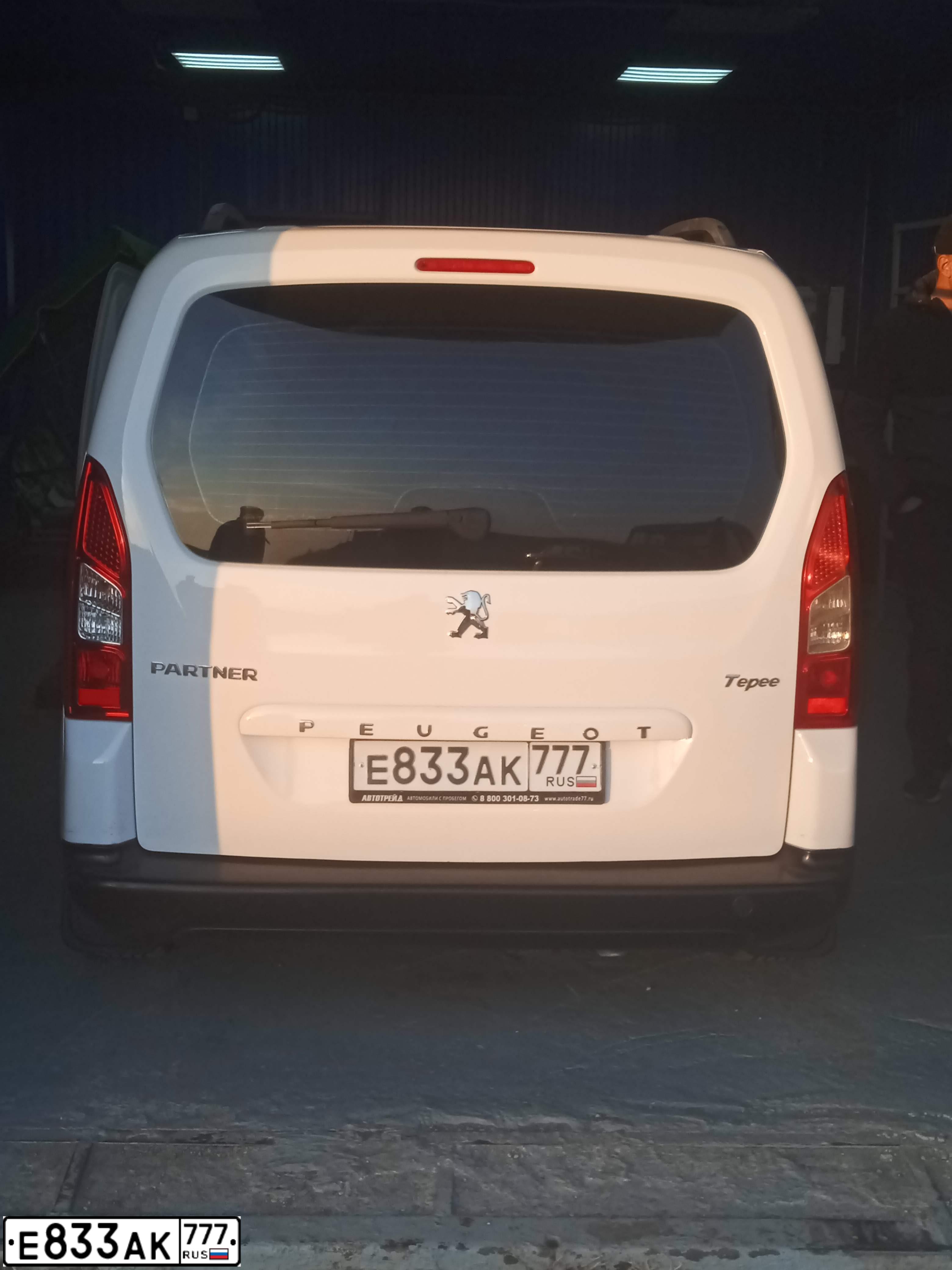Фото автомобиля PEUGEOT PARTNER, 2012 — госномер Р395АХ48. Цвет: Белый