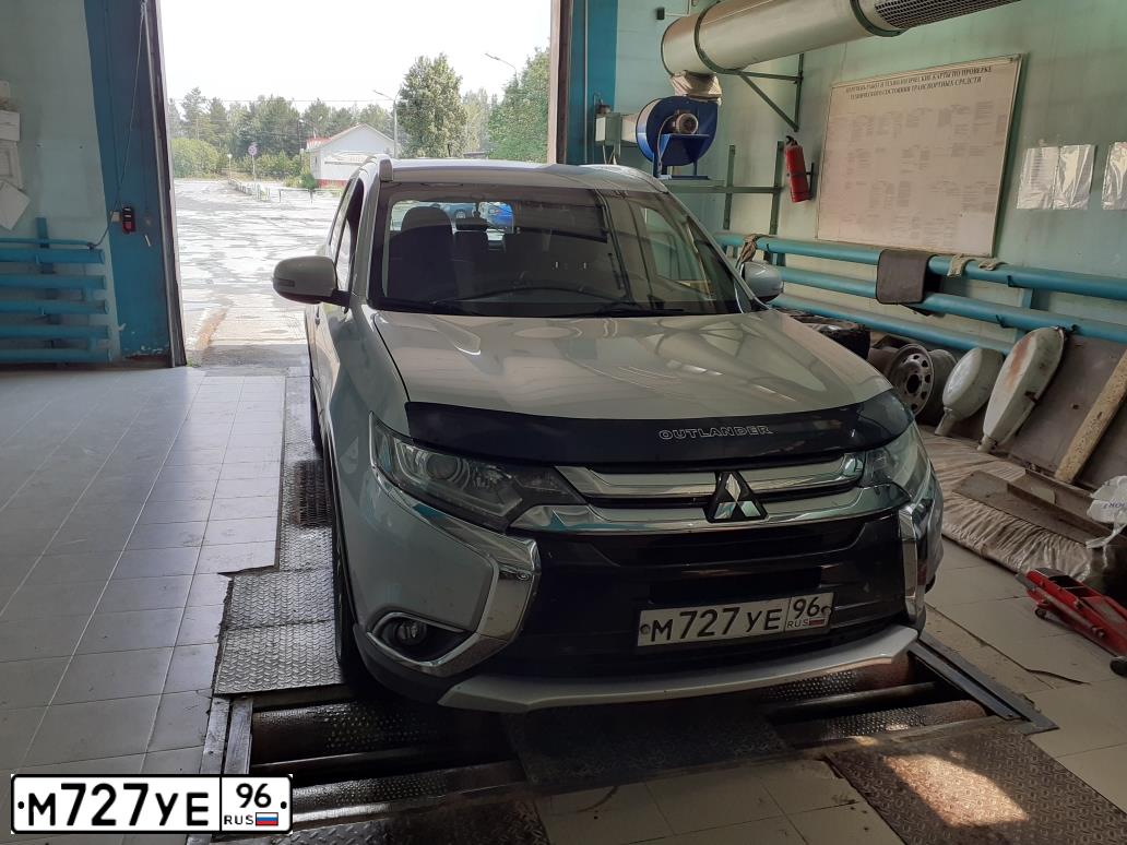 Фото автомобиля MITSUBISHI OUTLANDER, 2016 — госномер М727УЕ96. Цвет: СВЕТЛО - СЕРЫЙ