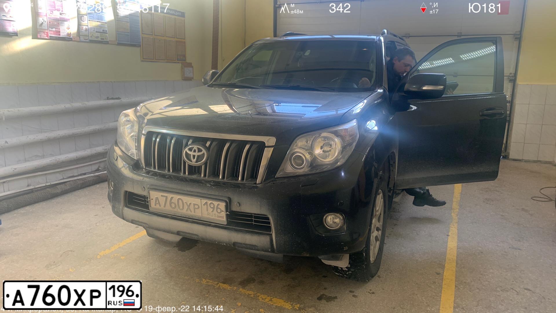 Фото автомобиля TOYOTA LANDCRUISER, 2010 — госномер С575ОС196. Цвет: ЧЕРНЫЙ