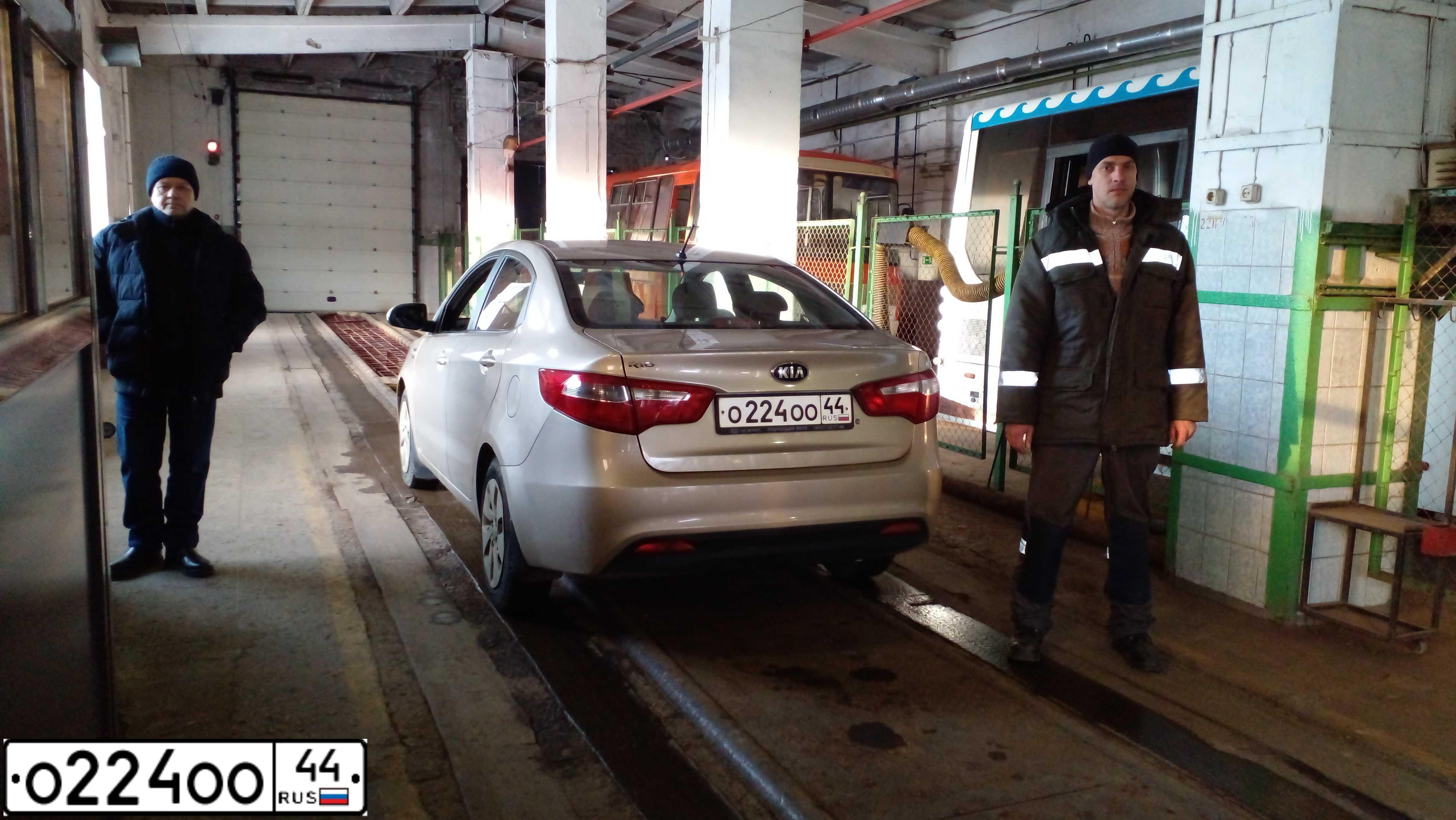 Фото автомобиля KIA RIO, 2013 — госномер О224ОО44. Цвет: БЕЖЕВЫЙ