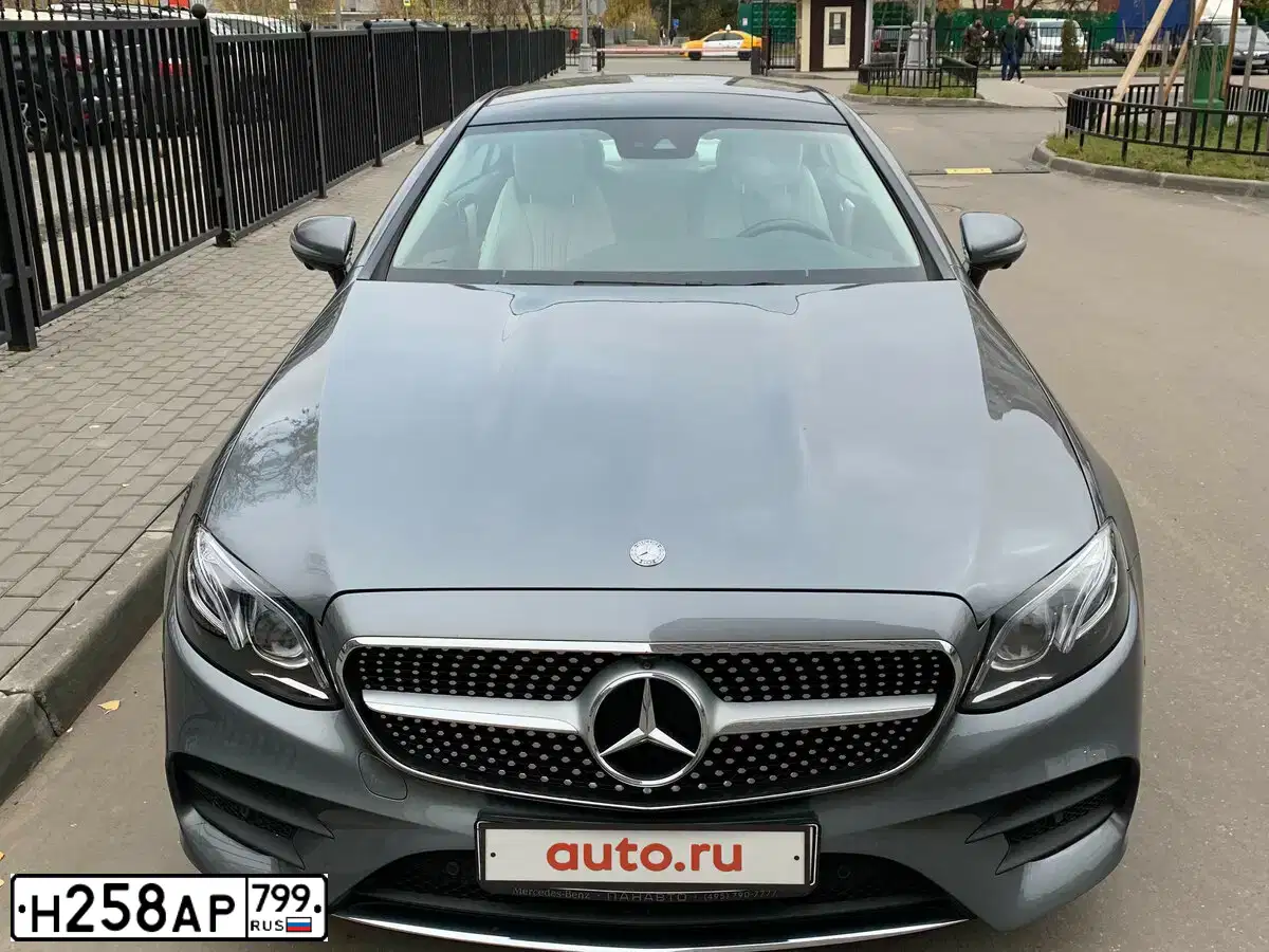 Фото автомобиля MERCEDES E-KLASSE, 2017 — госномер Н258АР799. Цвет: Серый