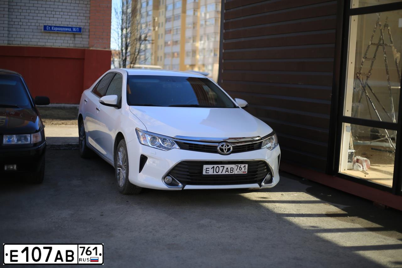 Фото автомобиля TOYOTA CAMRY, 2015 — госномер Т103ММ72. Цвет: Белый