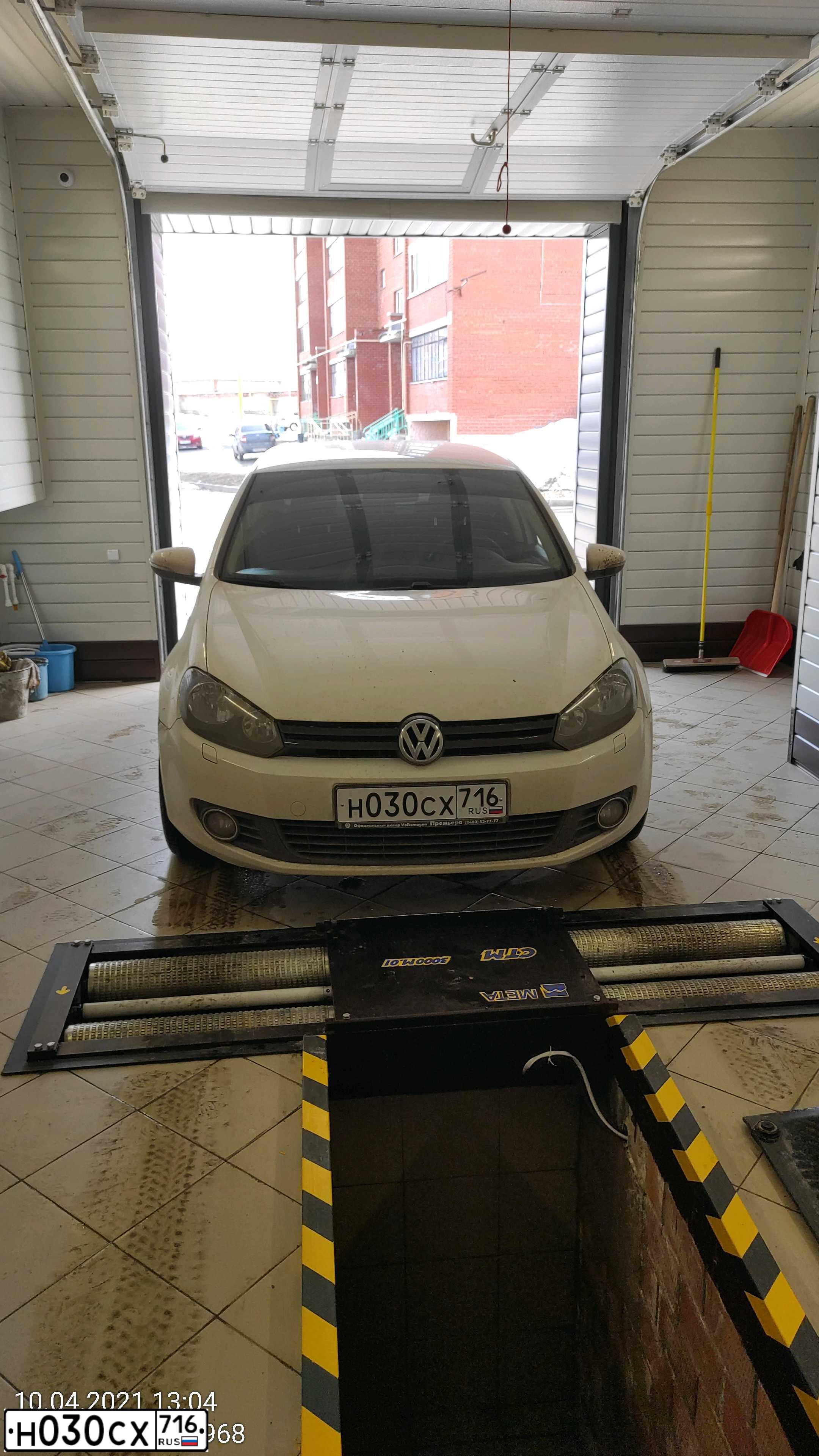 Фото автомобиля VOLKSWAGEN GOLF, 2011 — госномер Н030СХ716. Цвет: Белый