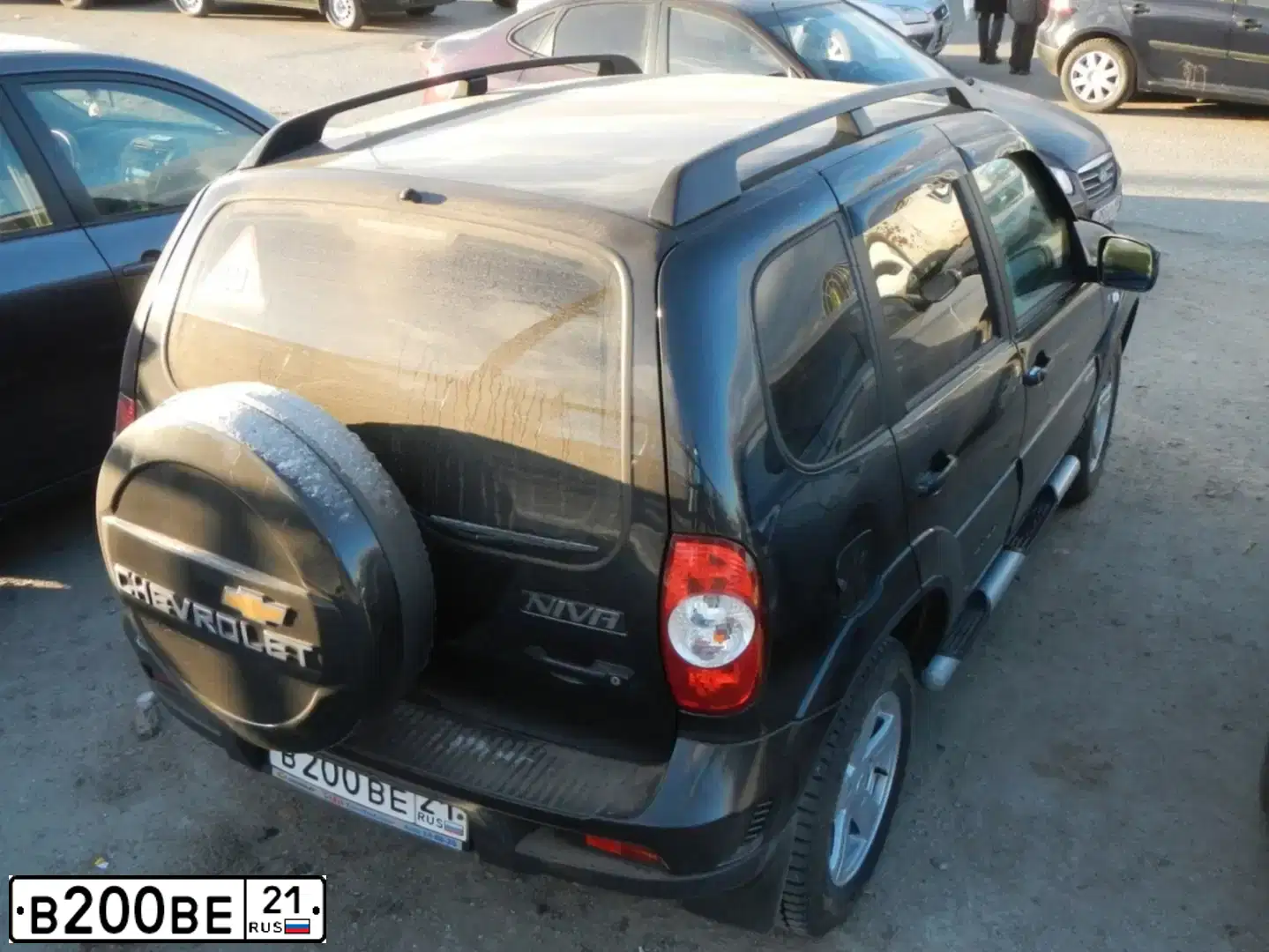 Фото автомобиля CHEVROLET NIVA, 2013 — госномер В200ВЕ21. Цвет: ЧЕРНЫЙ