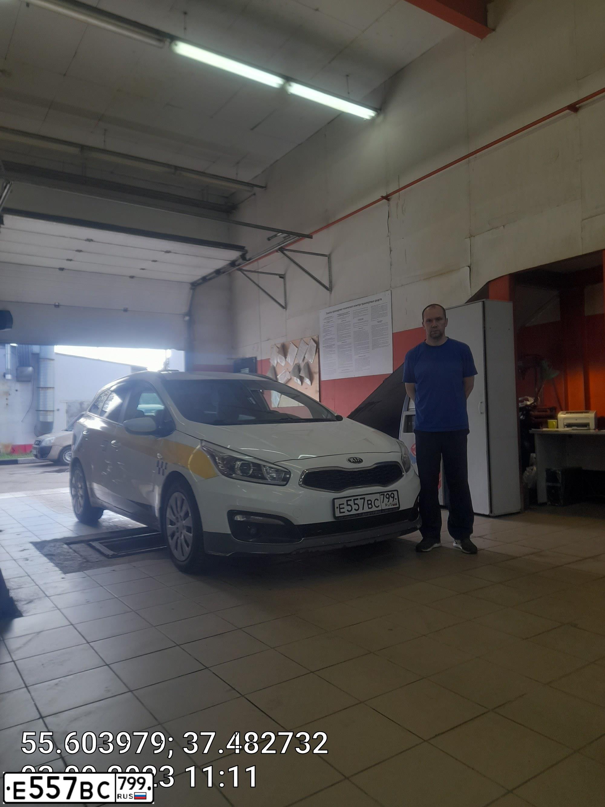 Фото автомобиля KIA CEE'D, 2018 — госномер Е557ВС799. Цвет: БЕЛЫЙ-ЖЕЛТЫЙ-СЕРЫЙ